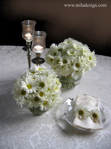 afordable wedding table centerpiece daisies
